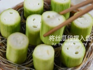 蒜蓉粉丝蒸丝瓜好看又好吃，秘密就在这酱料 