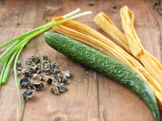 黄瓜腐竹拌木耳 