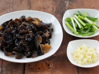 黄瓜腐竹拌木耳 