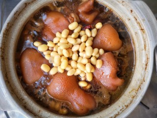 黄豆焖猪蹄 