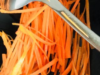 胡萝卜丝炒鸡丝 