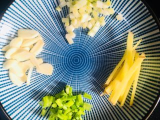 胡萝卜丝炒鸡丝 