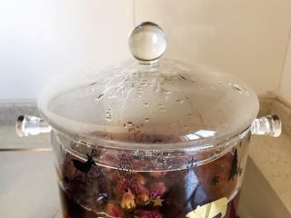 玫瑰花红枣百合桃胶甜羹 