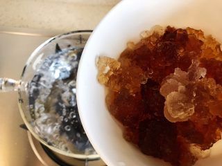 玫瑰花红枣百合桃胶甜羹 