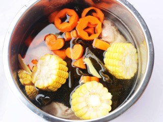 玉米海带筒骨汤 