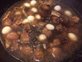 #农品堂亚麻籽油试吃#鹌鹑蛋烧肉,加入鹌鹑蛋大火烧开转小火炖煮二十分钟
