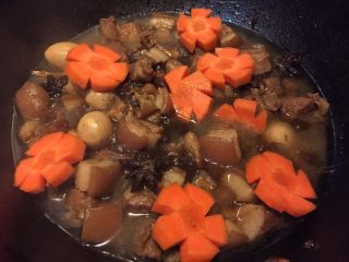 #农品堂亚麻籽油试吃#鹌鹑蛋烧肉,胡萝卜切片（我做了花朵的形状）
加入胡萝卜片，撒适量盐大火烧开转小火炖煮十分钟
